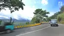 Kendaraan melintas dekat teknologi roller barrier di tanjakan letter S Kampung Bantarselang, Kecamatan Cikidang, Sukabumi, Minggu (6/1). Roller barrier ini diklaim lebih efektif daripada pembatas beton atau besi yang memanjang. (Merdeka.com/Arie Basuki)