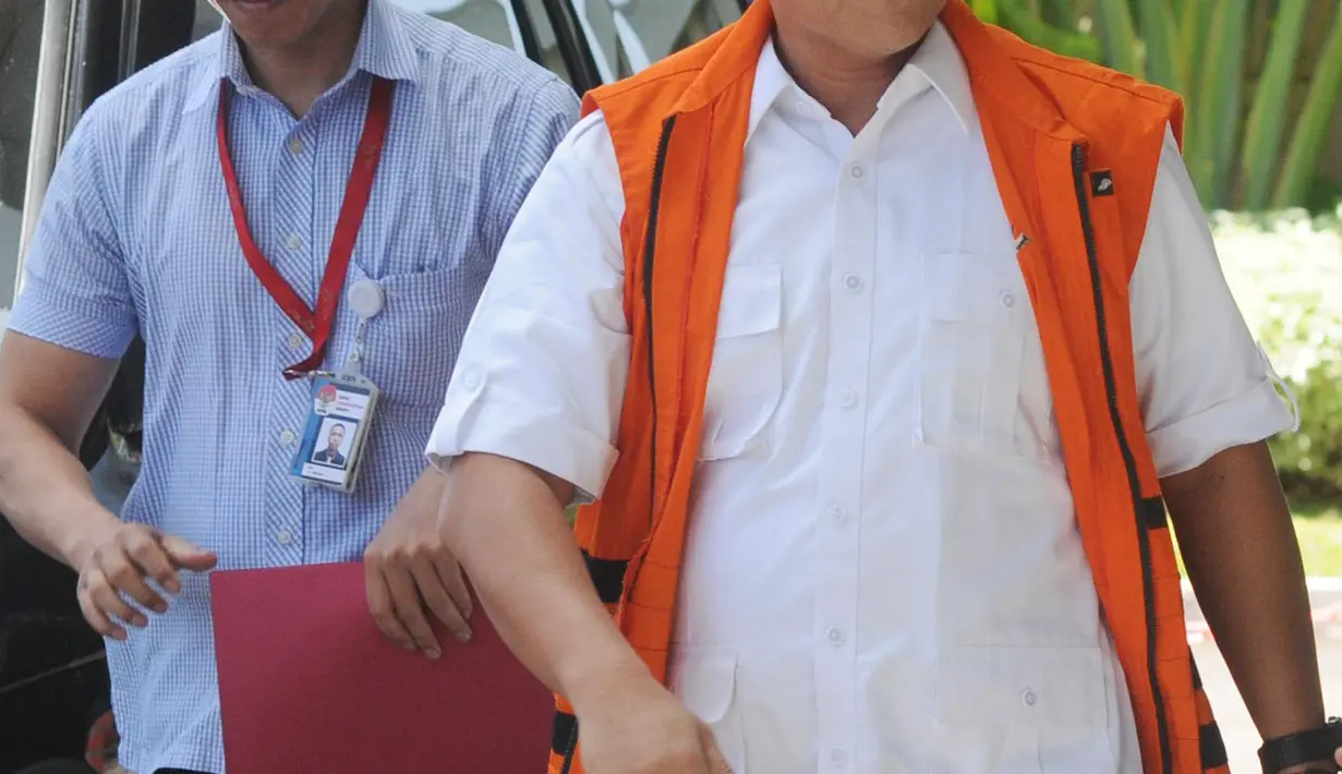 Bupati Lampung Tengah Mustafa memakai rompi tahanan tiba di gedung KPK, Jakarta, Kamis (15/3). Mustafa diperiksa sebagai tersangka terkait kasus dugaan suap untuk pinjaman daerah pada APBD Lampung Tengah 2018. (Merdeka.com/Dwi Narwoko)