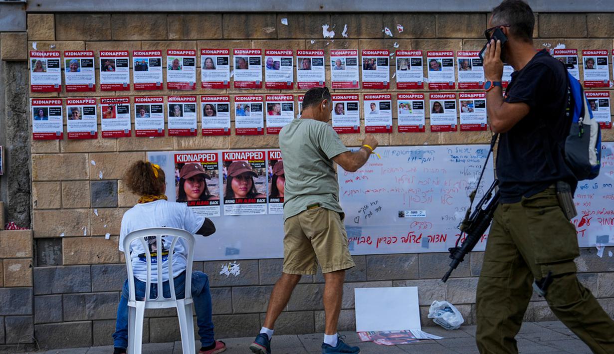 Persyaratan ini umumnya mengharuskan pelamar pernah bertugas di militer Israel. Langkah tambahan yang diambil adalah pembentukan regu keamanan sukarela untuk berpatroli di jalan-jalan dan mendukung polisi. (AP Photo/Ohad Zwigenberg)
