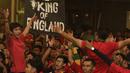 Terus bernyanyi tanpa henti demi mendukung Wayne Rooney dkk yang berlaga menghadapi City. (Bola.com/Vitalis Yogi Trisna)