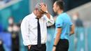 Pelatih Portugal Fernandos Santos senang bukan kepalang usai timnya tertatih-tatih untuk bisa bermain di Piala Dunia 2022 Qatar. Santos yang berumur 67 tahun tersebut akan bertarung dengan Ghana, Uruguay, Korea Selatan di grup H. (AFP/Pool/Philipp Guelland)