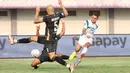 Pemain PSIS Semarang, Paulo Gali Freitas, melepaskan tendangan saat melawan Dewa United pada laga pekan kedelapan BRI Liga 1 2023/2024 di Stadion Indomilk Arena, Tangerang, Senin (14/8/2023). PSIS Semarang menang telak 4-1 atas Dewa United. (Bola.com/M Iqbal Ichsan)