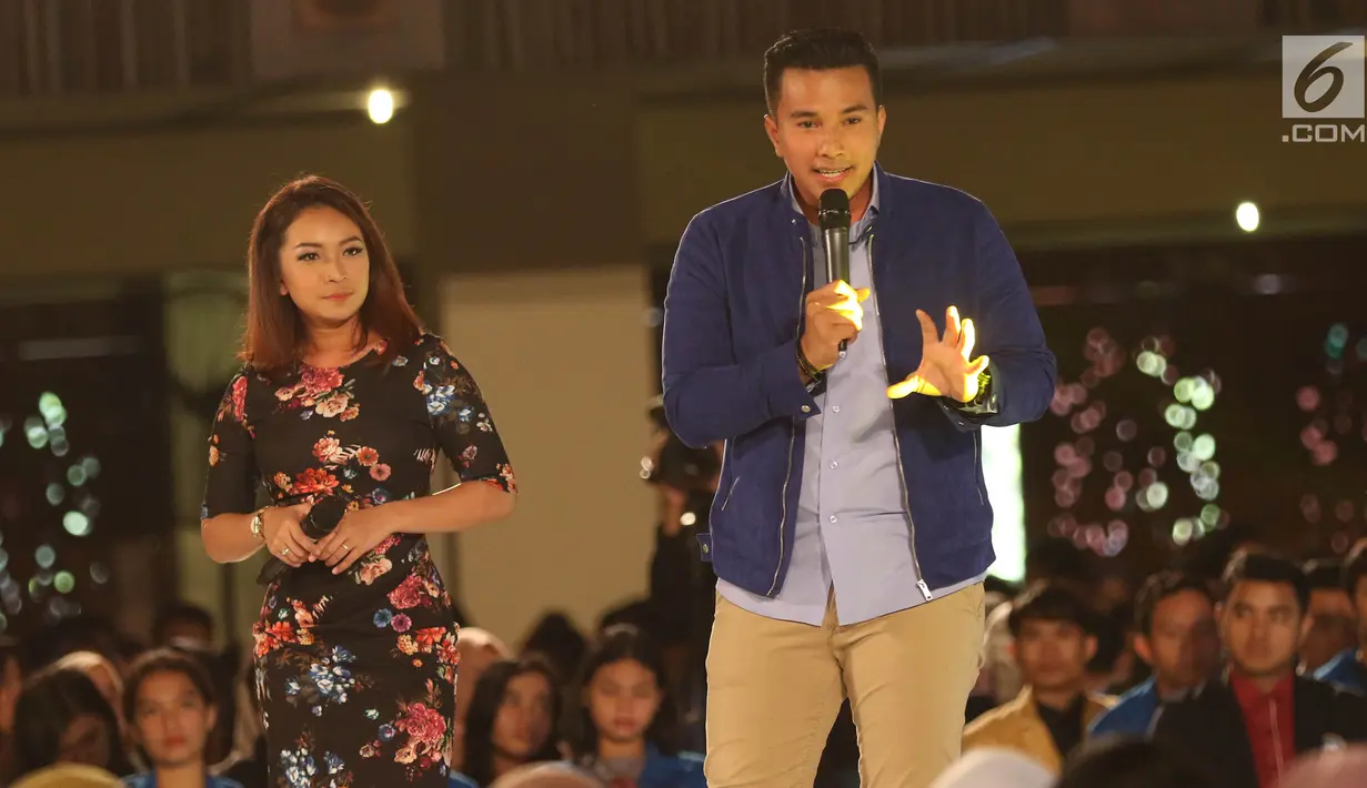 Presenter Fokus Pekan Indosiar Asran Shady berbagi pengalaman sebagai jurnalis saat gelaran Emtek Goes To Campus 2018 (EGTC) di Universitas Gadjah Mada, Yogyakarta, Rabu (17/10). EGTC ini diadakan pada 16-18 Oktober 2018. (Liputan6.com/Herman Zakharia)