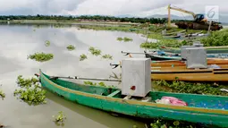 Kotak suara aluminium digunakan untuk menutupi mesin perahu nelayan di Danau Limboto, Gorontalo, Sabtu (26/1). Kotak suara aluminium ini juga dipakai oleh para nelayan agar mesin perahu mereka tidak dicuri. (Liputan6.com/Arfandi Ibrahim)