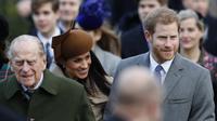 Pangeran Philip berjalan di depan Pangeran Harry dan Meghan Markle saat Natal 25 Desember 2017 di Sandringham, Norfolk. (ADRIAN DENNIS / AFP)