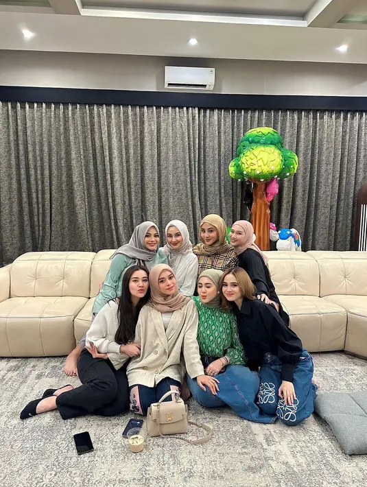 Persahabatan ini terlihat begitu kompak. Dalam outfit sederhana, Aaliyah terlihat begitu low profile.  [Foto: instagram/ Aurel Hermansyah]