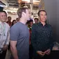 Mark Zuckerberg membaca pesan yang ditulis Presiden Jokowi di dinding saat berkunjung ke kantor Facebook di Silicon Valley, San Fransisco, Rabu (17/2). Dalam kunjungan itu Jokowi disambut langsung oleh CEO Facebook, Mark Zuckerberg. (Setpres/Biro Pers)
