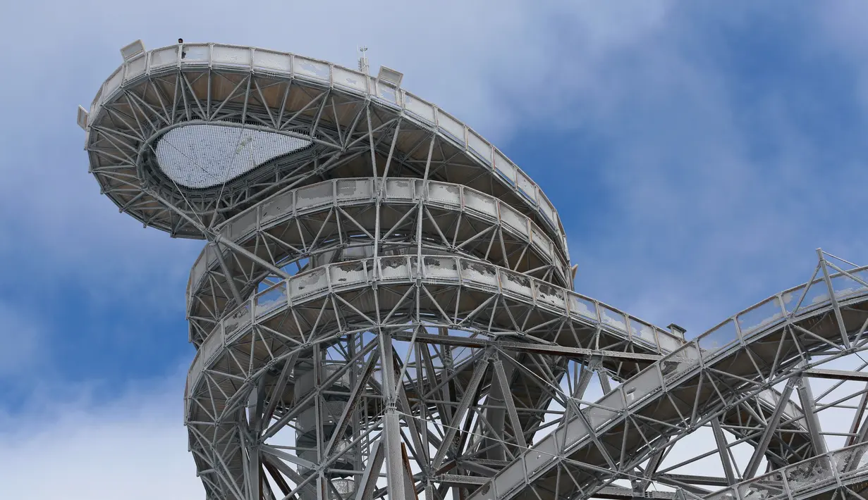 Gambar yang menunjukkan Dolni Moravana Skywalk di Moravia Tengah, Republik Ceko, 12 Februari 2016. Ini merupakan platform tangga berjalan melingkar menjulang tinggi ke atas dengan ketinggian 3600 di atas permukaan laut. (RADEK MICA/AFP)