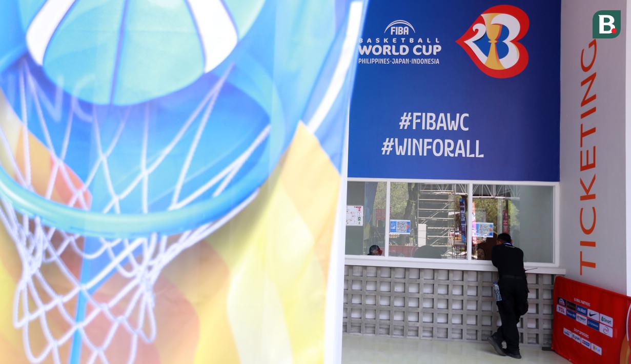 Suasana tempat ticketing Indonesia Arena, Senayan, Jakarta menjelang Piala Dunia FIBA 2023 pada Kamis (24/08/2023). (Bola.com/Bagaskara Lazuardi)
