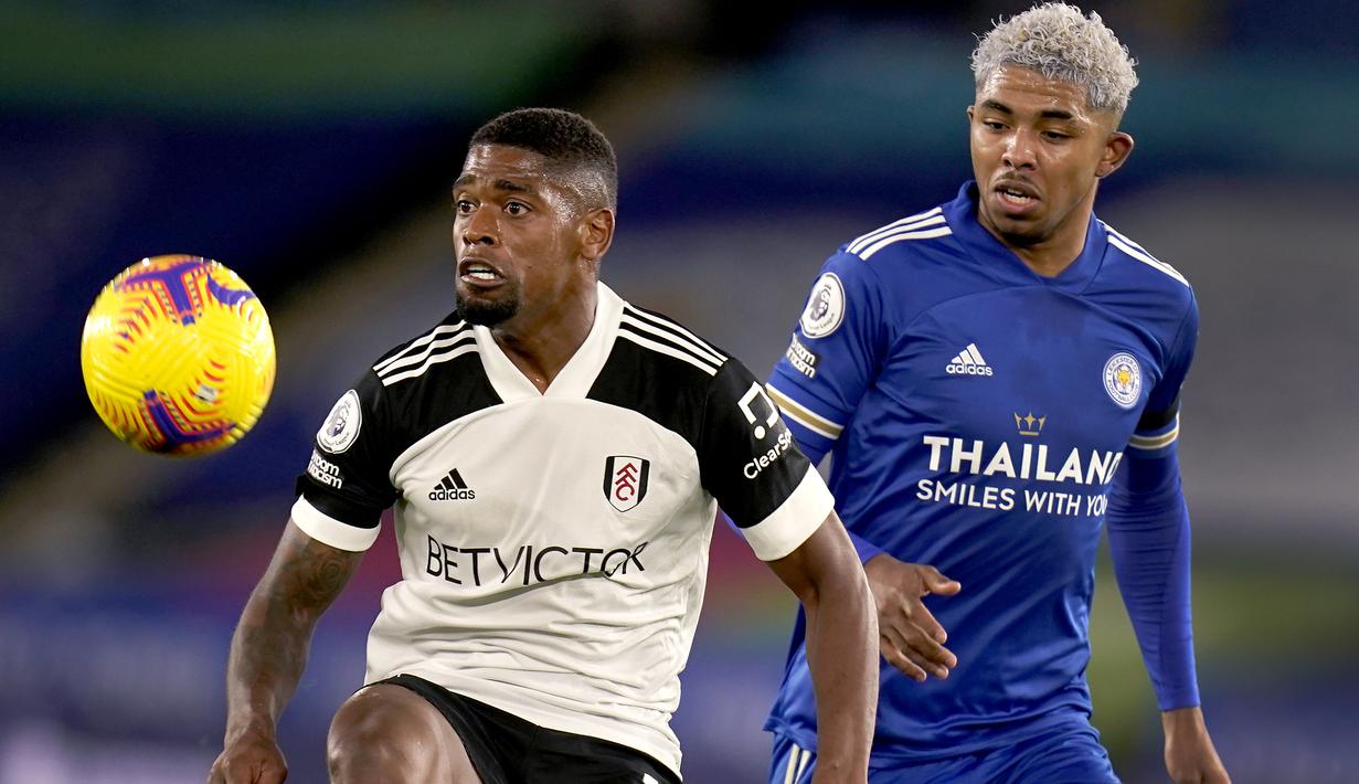 Penyerang Fulham, Ivan Cavaleiro berebut bola dengan bek Leicester City, Wesley Fofana pada pekan 10 Liga Inggris 2020-2021 di Stadion King Power, Selasa (1/12/2020) dini hari WIB. Leicester City takluk 1-2 dari tamunya Fulham. . (Tim Keeton/Pool Photo via AP)