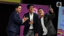 Ketua PSSI sekaligus Menteri BUMN Erick Tohir (kiri) bersama Direktur SCM Sutanto Hartono (tengah) usai jumpa pers di SCTV Tower saat menggelar Jumpa Pers di SCTV Tower, Jakarta, Selasa (28/2/2023). Jumpa pers tersebut terkait Perhelatan Piala Dunia U-20 2023 ini akan disiarkan langsung Emtek Group lewat SCM. Pecinta bola di Indonesia bisa menyaksikan seluruh pertandingan melalui SCTV, INDOSIAR, VIDIO, MOJI, Mentari TV, Nex Parabola, dan Champions TV. (Liputan6.com/Johan Tallo)