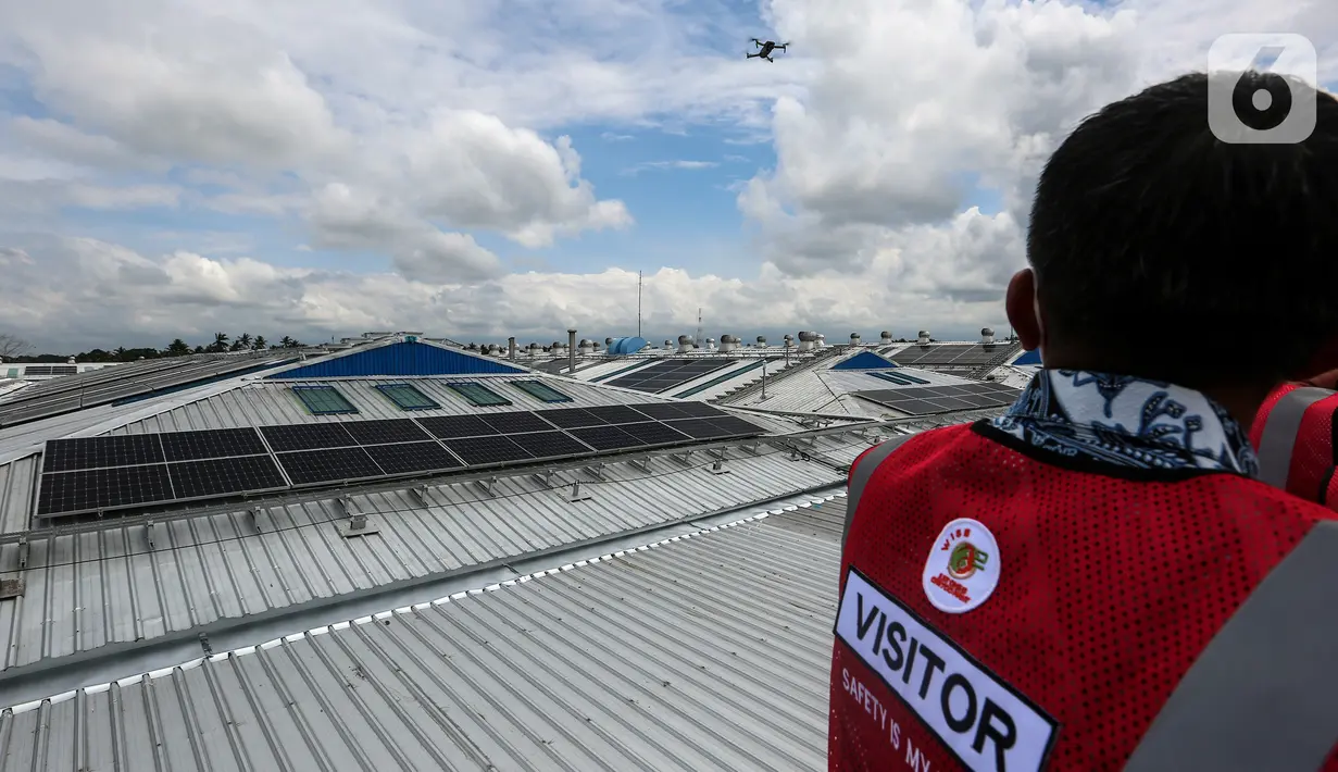 Panel surya terpasang di Danone - Aqua Mambal, Badung, Bali, Rabu (31/8/2022). Panel surya yang baru saja diresmikan oleh Menteri Koordinator Bidang Kemaritiman dan Investasi Luhut Binsar Pandjaitan ini guna mendukung energi hijau serta rangkaian memperkuat pelaksanaan G20 dalam transisi energi berkelanjutan. (Liputan6.com/Johan Tallo)