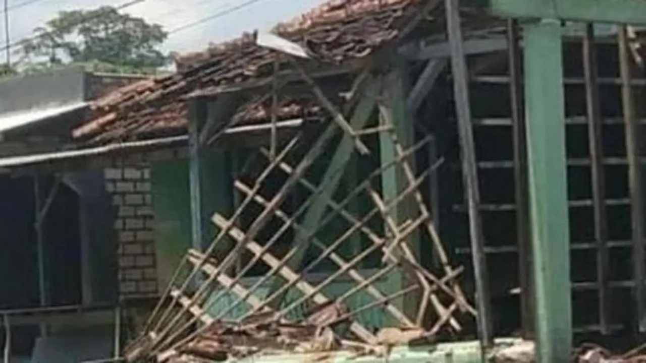 Bangunan di Tuban rusak akibat gempa. (Istimewa)