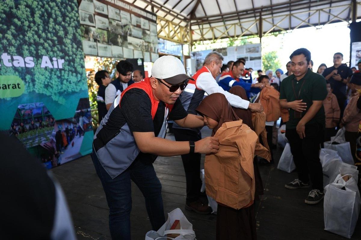 Pertamina Bagikan Bantuan Paket Seragam Sekolah di Balikpapan