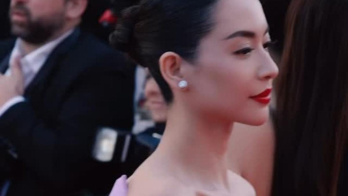 Potret Elvira Devinamira Menyala dengan Gaun Merah Cantik di Festival Film Cannes 2025