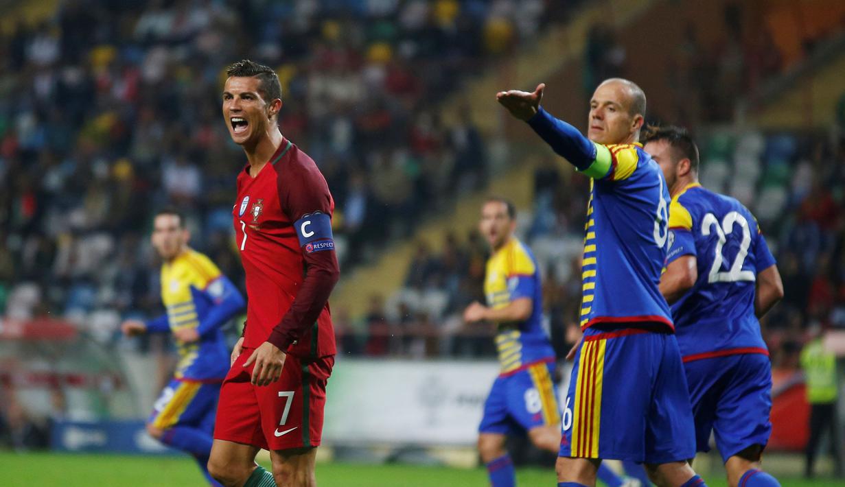 Cristiano Ronaldo berteriak saat memprotes wasit pada kualifikasi Piala Dunia 2018  melawan Andorra di Municipal de Arouca stadium, Aveiro, Sabtu (8/10/2016) dini hari WIB. (REUTERS/Rafael Marchante)