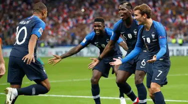 Striker Prancis, Kylian Mbappe berselebrasi dengan rekannya usai mencetak gol ke gawang Belanda pada pertandingan UEFA Nations League di Stadion Stade de France, Saint-Denis, Prancis, (9/10). Prancis menang 2-1 atas Belanda. (AP Photo/Christophe Ena)