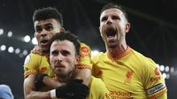 Penyerang Liverpool,Diogo Jota (tengah) diberi selamat oleh rekan setimnya Luis Diaz dan Jordan Henderson setelah mencetak gol ke gawang Arsenal pada pertandingan lanjutan Liga Inggris di Emirates Stadium, London, Kamis (17/3/2022). Liverpool menang atas Arsenal 2-0. (AP Photo/Ian Walton)