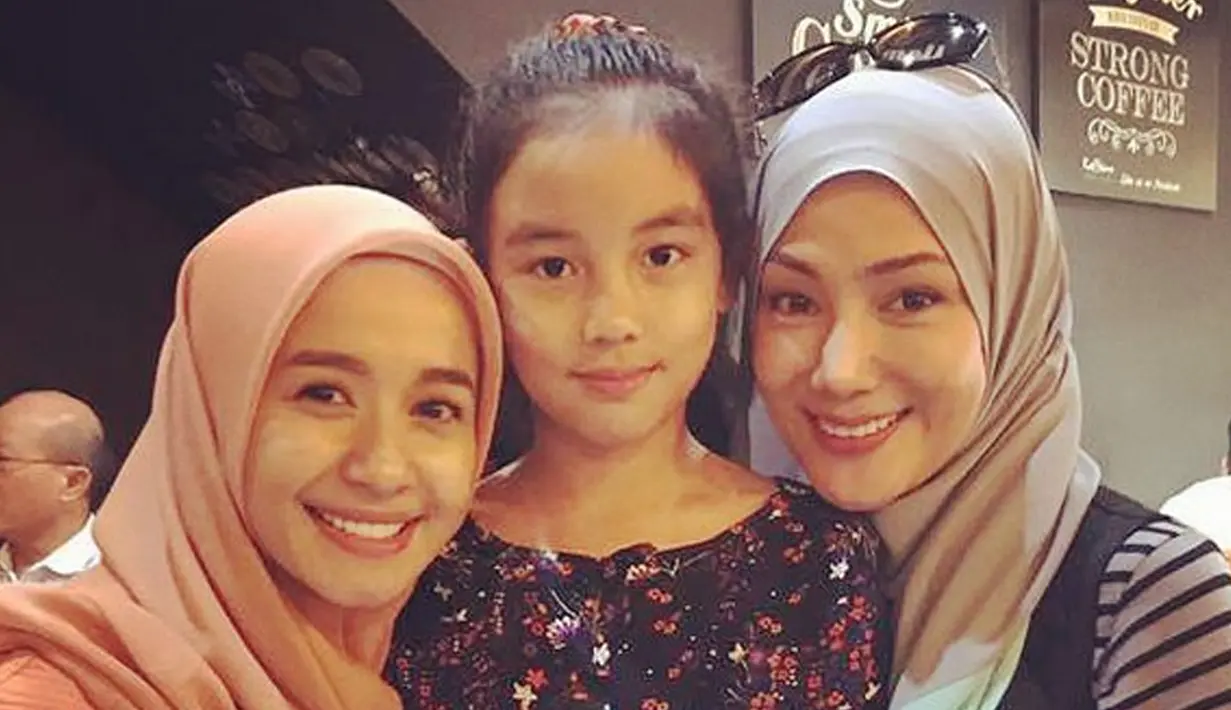 Mantan istri Engku Emran, Erra Fariza (kanan) berfoto bersama anaknya Engku Aleesya dan Laudya Cynthia Bella. Dari pernikahannya dengan Engku Emran, Erra dikaruniai seorang anak perempuan bernama Engku Aleesya. (instagram/errafazira) 