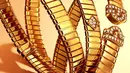 Susunan gold strips yang dirangkai sedemikan rupa tanpa penyolderan, Bvlgari Tubogas langsung membedakan dirinya karena integrasi yang mulus antara kelenturan, desain, fungsionalitas, dan estetika.  [ Foto doc: Bvlgari ]