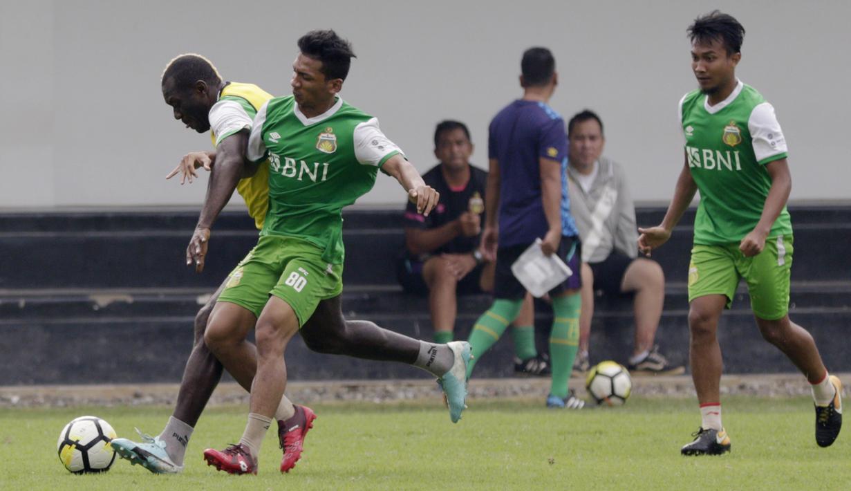 Pemain Bhayangkara FC, Herman Dzumafo, menggiring bola saat latihan di Lapangan ABC Senayan, Jakarta, Rabu (13/2). Latihan ini merupakan persiapan Piala Indonesia dan Piala Presiden. (Bola.com/Yoppy Renato)