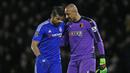 Kiper Watford, Heurelho Gomes, berdiskusi dengan striker Chelsea, Diego Costa, usai laga Liga Premier Inggris. The Blues masih tertinggal 16 poin untuk lolos ke Liga Champions. (Reuters/Stefan Wermuth)  
