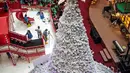 Hiasan pohon Natal terlihat di Mal Ciputra, Jakarta Barat, Jumat (14/12). Jelang perayaan Natal 2018 sejumlah mal di Jakarta mendekor bernuansa Natal agar menjadi daya tarik. (Liputan6.com/Faizal Fanani)