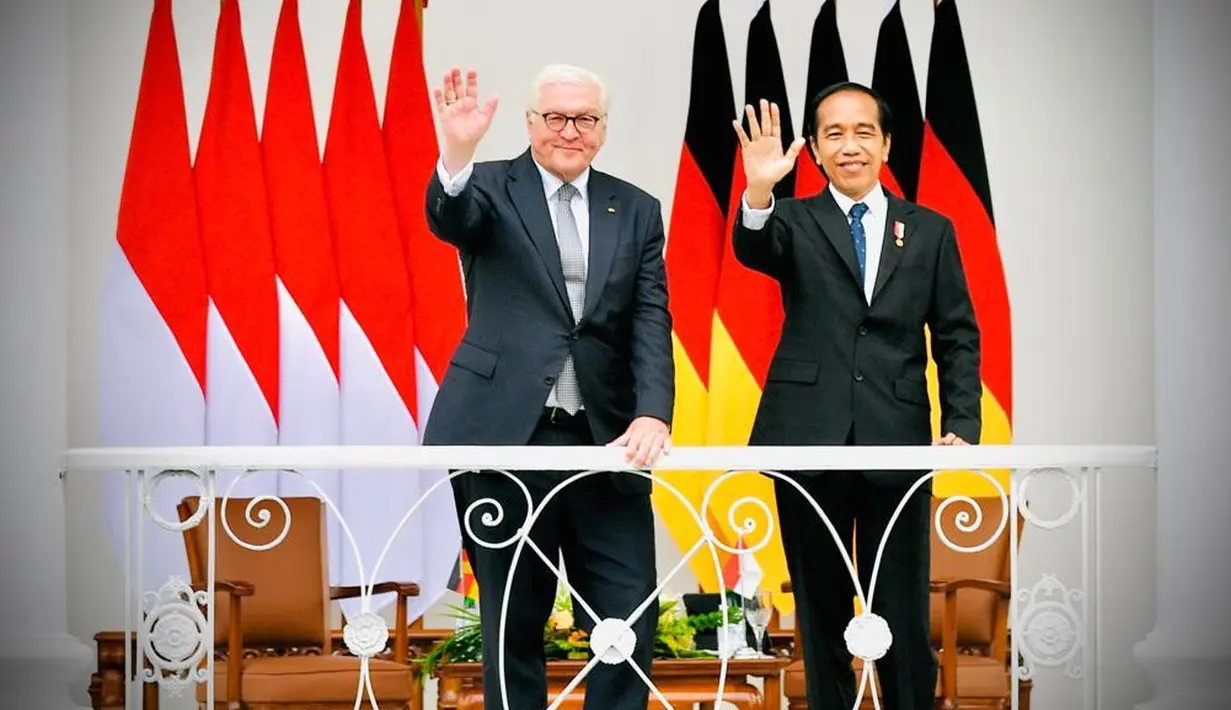 <p>Presiden Joko Widodo (kanan) dan Presiden Republik Federal Jerman Frank-Walter Steinmeier melambaikan tangan dari beranda Istana Bogor, Jawa Barat, Kamis (16/6/2022). Kunjungan kenegaraan Presiden Republik Federal Jerman tersebut berlangsung dalam rangka peringatan 70 tahun hubungan diplomatik Indonesia Jerman yang terbentuk sejak 1952. (Foto: Lalily Rachev - Biro Pers Setpres)</p>