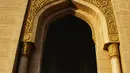 Umat Muslim tiba untuk sholat Idul Fitri, menandai akhir bulan suci Ramadhan, di Islamic Center di Lhokseumawe (13/5/2021). (AFP/Azwar Ipank)