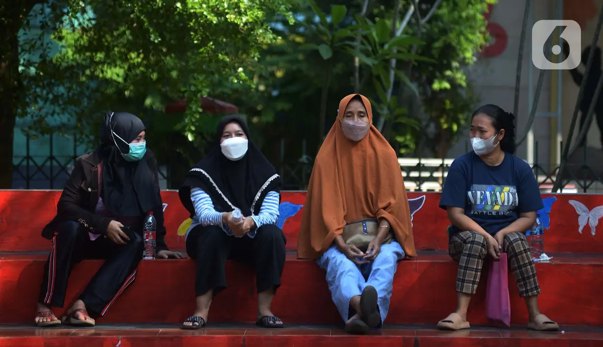 Warga menunggu untuk mendapatkan vaksin dosis ketiga (Booster) di RPTRA Kopi Gandaria, Pasar Rebo, Jakarta, Jumat (15/7/2022). Wajibnya vaksin booster terkait terus bertambahnya kasus Covid-19 yakni 3.584 orang pada hari Kamis 14 Juli 2022. (merdeka.com/Imam Buhori)