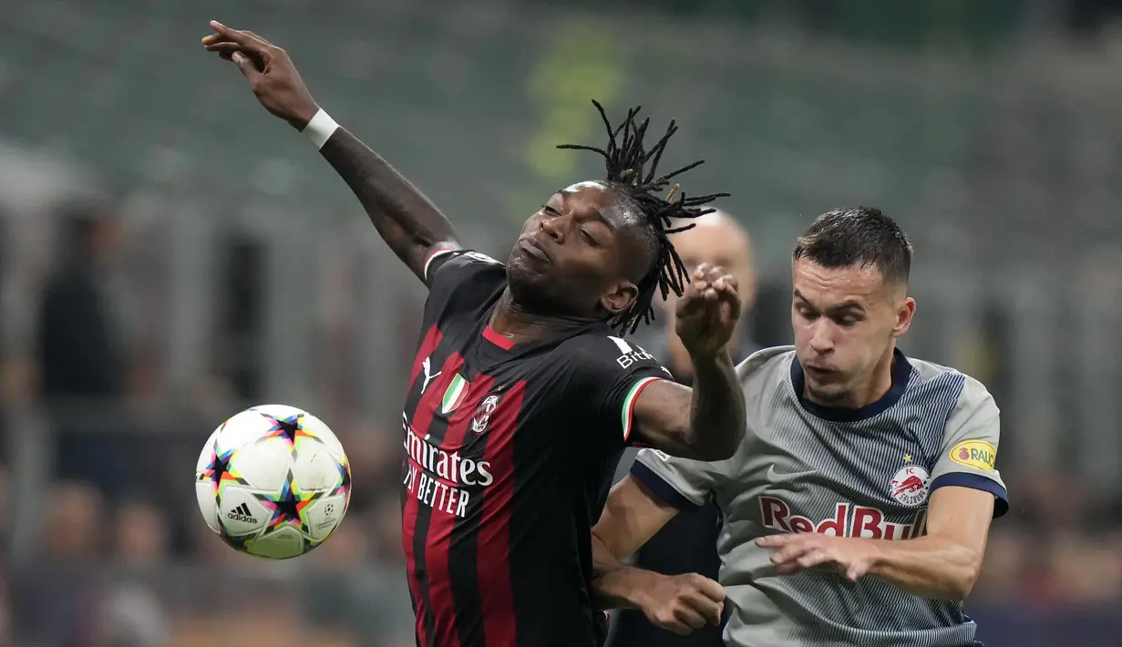 <p>Penyerang AC Milan, Rafael Leao berduel memperebutkan bola dengan pemain FC Salzburg, Amar Dedic dalam pertandingan lanjutan Grup E Liga Champions di stadion San Siro di Milan, Italia, Kamis (3/11/2022). Milan menang atas Salzburg 4-0. (AP Photo/Luca Bruno)</p>