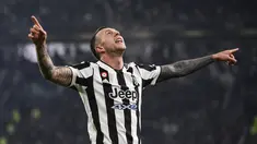 Gelandang Juventus, Federico Bernardeschi berselebrasi usai mencetak gol ke gawang Cagliari pada pertandingan lanjutan Liga Serie A Italia di Stadion Allianz di Turin, Italia, Rabu (22/12/2021). Juventus menang atas Cagliari 2-0. (Fabio Ferrari/LaPresse via AP)
