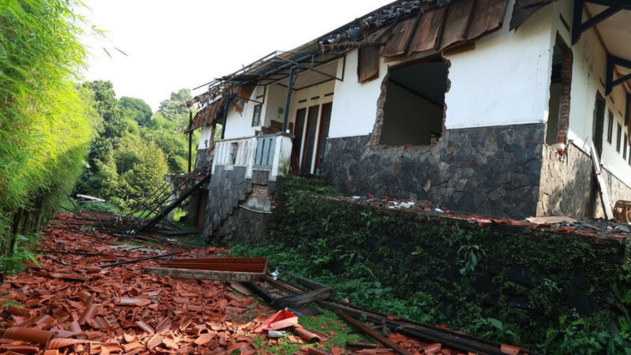 Detik-Detik Pembongkaran Paksa Rumah Atalarik Syach, Suasana Panas dan Tegang Dikepung Puluhan Aparat