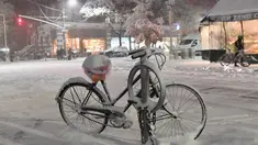 Sebuah sepeda tertutup salju terlihat di Manhattan, New York, Kamis (15/11). Layanan Cuaca Nasional memprediksi hujan salju pertama pada awal musim dingin itu akan mencapai ketebalan 2-4 inci. (Angela Weiss / AFP)