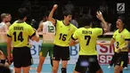Pemain Timnas voli putra Jepang merayakan kemenangan atas Australia di Babak 8 besar grup E Kejuaraan Voli Asia 2017 di GOR Tri Dharma, Gresik, Minggu (30/7). Jepang unggul 3-0. (Liputan6.com/Helmi Fithriansyah)