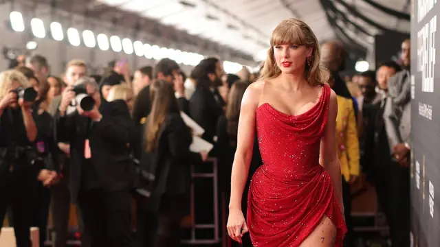 Taylor Swift Merah Menyala di Panggung Grammy 2025, Rantai di Paha Bikin Salfok