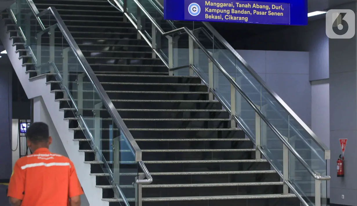 Tangga menunju peron lantai atas Stasiun Matraman, Jakarta, Senin (13/6/2022). PT KAI Commuter akan kembali mengoperasikan Stasiun Matraman yang berada di antara lintas Stasiun Manggarai dan Stasiun Jatinegara. (Liputan6.com/Herman Zakharia)