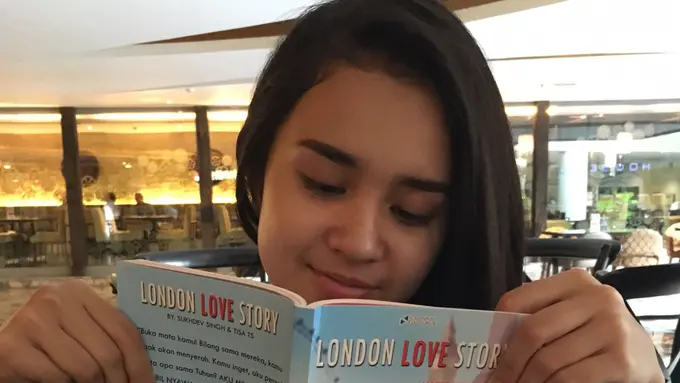 Dimas Anggara dan Michelle Ziudith Pamer Novel London Love Story