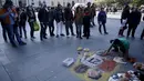 Seniman Chili melukis tindakan provokasi Gonzalo Jara terhadap pemain Uruguay, Edinson Cavani di trotoar jalan di Santiago, Chili (28/6/2015). Hal ini merupakan bentuk protes warga Chili terhadap aksi provokasi Bek Gonzalo Jara. (REUTERS/Marcos Brindicci)