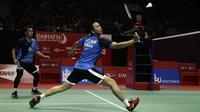 Ganda putra Indonesia, Mohammad Ahsan/Hendra Setiawan, saat menghadapi ganda Chinese Taipei, Lee Yang/Wang Chi Lin, pada laga Indonesia Masters 2020 di Istora Senayan, Jakarta, Jumat (17/1). Ahsan/Hendra menang 9-21, 21-15, dan 21-19. (Bola.com/Yoppy Renato)