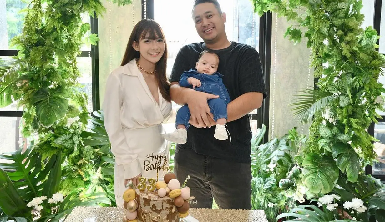 11. Sekitar enam tahun menanti, Adiezty Fersa dan Gilang Dirga dikaruniai anak pertama. Beberapa kali mengalami keguguran, akhirnya Gilang dan Adiezty dikaruniai anak pertama pada 1 Juni. Istri Gilang melahirkan secara caesar di RS Brawijaya. Pasangan ini memberi nama anaknya Gin Dirga. "GIN (read: “Gin”, not “Jin”) berarti perak atau keperakan dalam bahasa Jepang. Dengan harapan ia akan selalu menyinari kehidupan di sekitarnya. Plus, rasanya entah bagaimana berhubungan dengan anak sulung kita, Ace, kan?" tulis Gilang. [dok.Instagram]