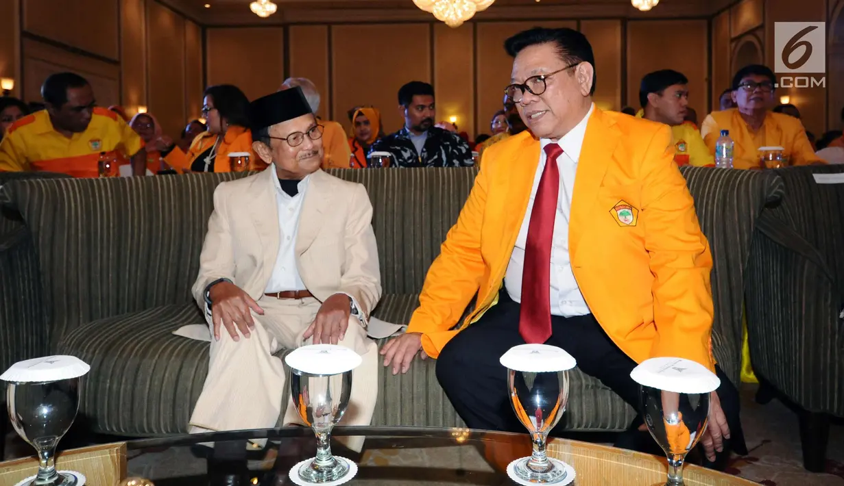 Ketua Umum Kosgoro 1957 Agung Laksono (kanan) berbincang dengan Ketua Dewan Kehormatan Partai Golkar, BJ Habibie saat menghadiri pembukaan Mukernas Kosgoro 1957 di Jakarta, Selasa (12/12). (Liputan6.com/Helmi Fithriansyah)