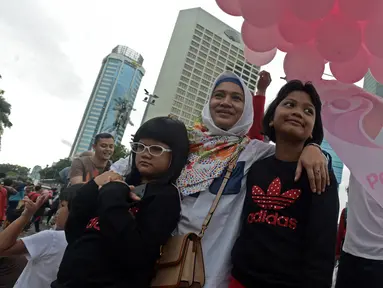 Kebersamaan anak dan ibu saat acara "Peluk Ibu Satu Indonesia"  selama Car Free Day di Bundaran HI, Jakarta, Minggu (23/12). Acara itu dalam rangka memperingati hari ibu dan mengajak masyarakat untuk selalu menghormati ibu. (Merdeka.com/Iqbal S. Nugroho)