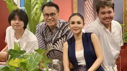 Meski sudah tidak sebagai suami istri, Yuni dan Henry tetap menjalin hubungan baik demi anak-anaknya. (FOTO: instagram.com/yunishara36/)