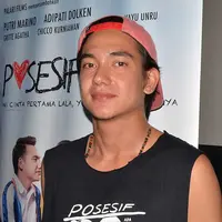 Aktor Adipati Dolken kembali dipercaya menjadi anak SMA. Dalam film terbarunya berjudul Posesif, ia kembali memerankan anak SMA. Padahal usianya kini sudah 26 tahun. (Deki Prayoga/Bintang.com)