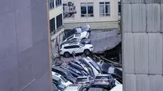 Petugas pemadam kebakaran terlihat bekerja di lokasi runtuhnya sebagian garasi parkir di Distrik Keuangan New York, Amerika Serikat, Selasa (18/4/2023). (AP Photo/Mary Altaffer)