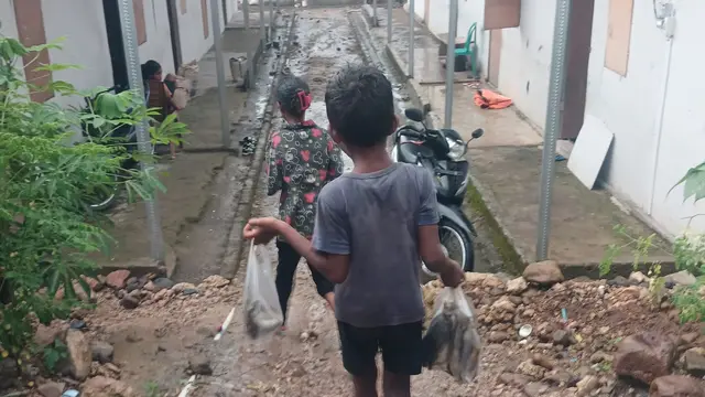 Kisah Penyintas Gunung Lewotobi Berjuang Tegar di Balik Hunian Sementara 