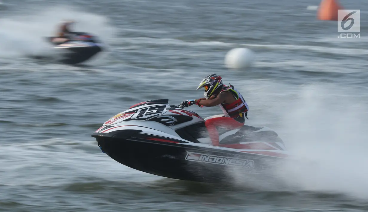 Atlet Jetski Indonesia, Aero Sutan Aswar saat Final Moto4 Jetski kelas Runabout Limited Asian Games di Pantai Ancol, Jakarta, Jumat (24/8). Aero Sutan harus puas dengan medali perak, emas diraih Allanjawi dari UAE. (Liputan6.com/Helmi Fithriansyah)