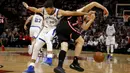 Pebasket Golden State Warriors, Stephen Curry, berebut bola dengan pebasket Miami Heat, Goran Dragic, pada laga NBA di American Airlines Arena, Miami, Senin (4/12/2017). Warriors menang 123-95 atas Heat. (AP/Joe Skipper)