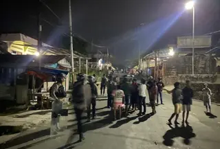 Personel Polres Tual berjaga di sekitar lokasi kejadian di Jalan Yos Sudarso, Kecamatan Dullah Selatan, Kota Tual, Maluku, Sabtu (19/9/2026) dini hari. (Antara)
